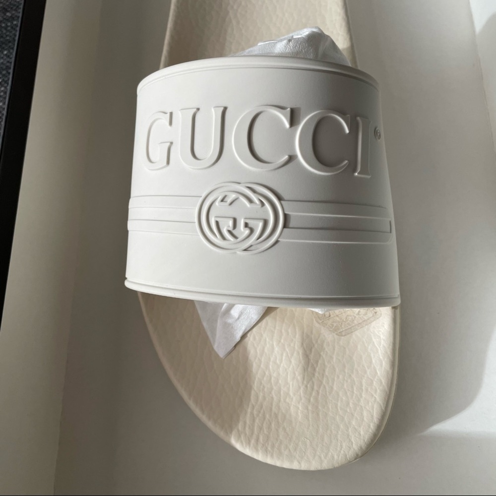 Gucci Men’s Logo Rubber Slide Sandal in Ivory - Picture 2 of 9